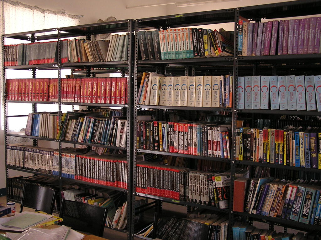 Is Sierra Leone, without Internet and Free Software, just a knowledge landfill? /img/obsolete_sw_books.jpg