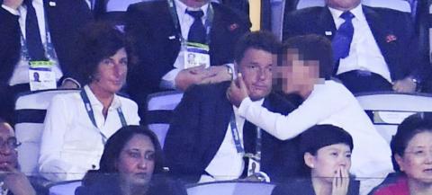 Di Matteo Renzi che si fa i selfie alle Olimpiadi /img/renzi-selfie-al-figlio.jpg
